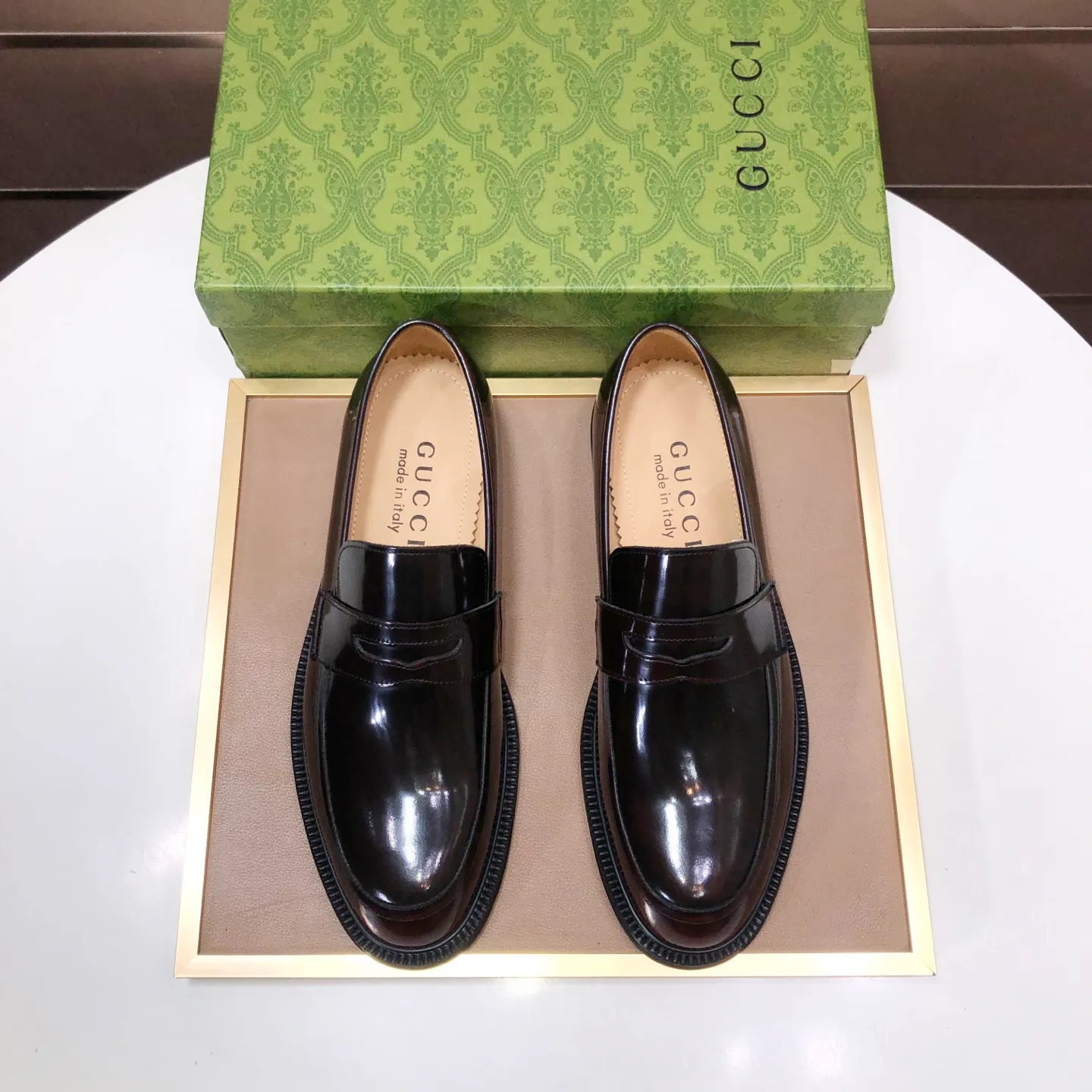 Factory batch 500💰Italy’s top luxury men’s shoe giant (GUCCI) (Gucci) (full cowhide lining) new arrival🍃Original European style🔰 Pleasant to the eye😍In order to make the shoes more durable and non-deformable🌀The production continues to follow traditional methods but there is still no lack of innovation💪The original sheepskin is selected for the leather♻️Smooth, natural and extra bright⭐Made of imported cowhide The rich man’s first choice 38-45 (45 customized)